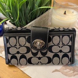 🎉NEW LISTING!🎉 Coach Black Signature Large Trifold Checkbook Turnlock Wallet